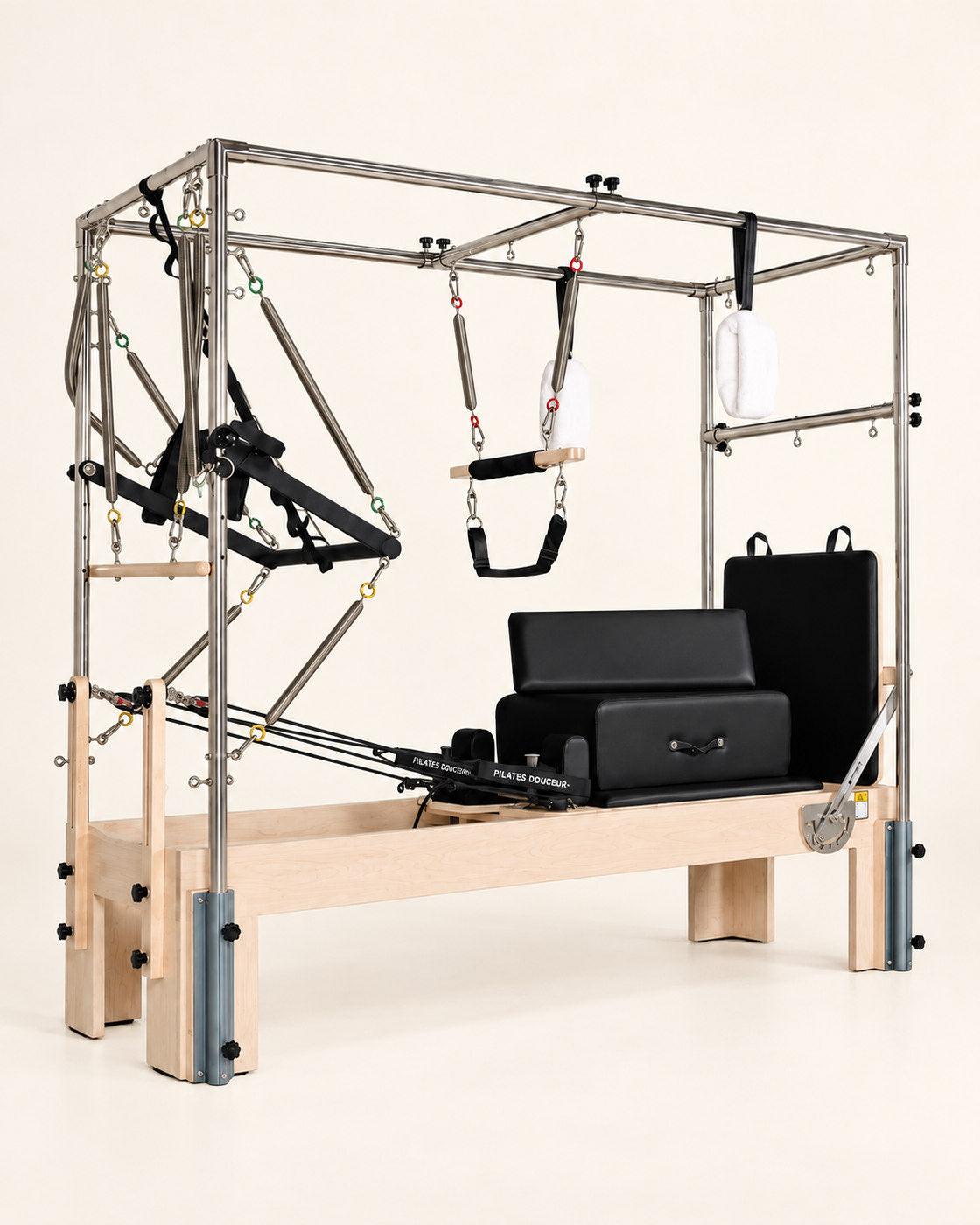 Reformer Studio 3-en-1 avec tour et Cadillac en chêne dans une salle de cabinet