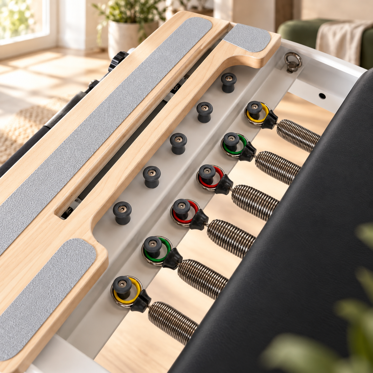 Nahaufnahme der Widerstandsfedern unter dem Schlitten eines Pilates Reformers aus Aluminium