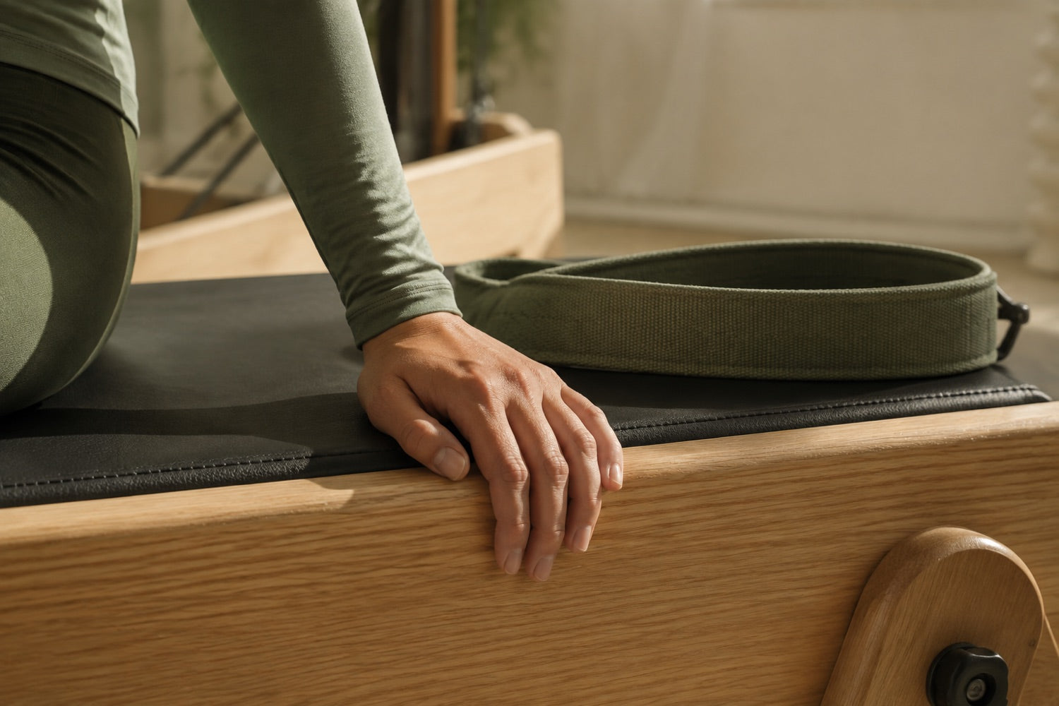 Détail du bois, du revêtement et d’une sangle de reformer Pilates