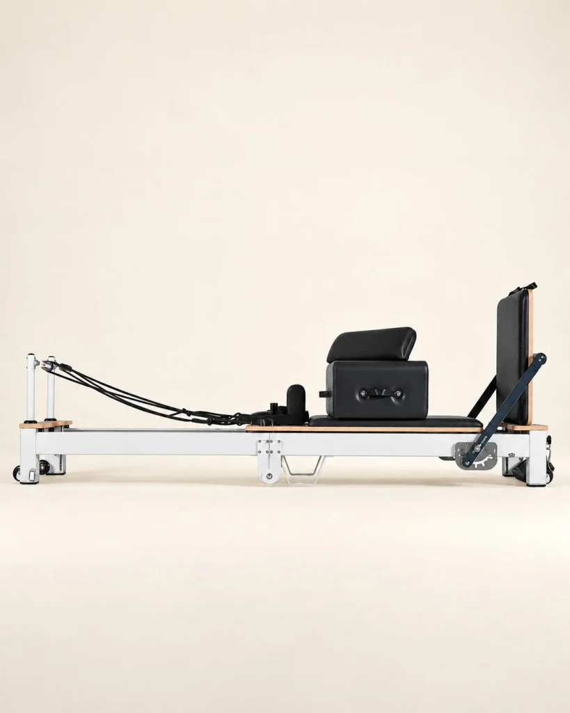 Sammenklappelig pilates reformer i aluminium – studiebillede 2
